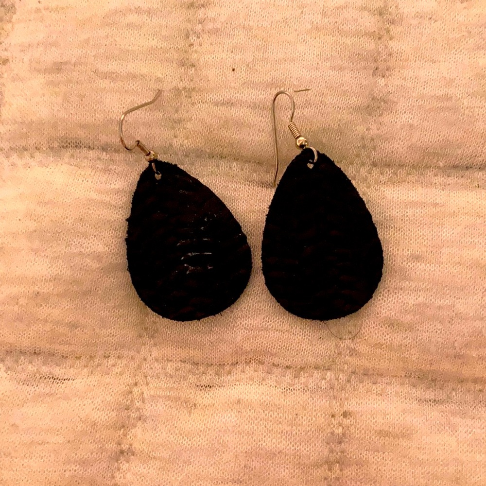 these are some mini small black earrings !